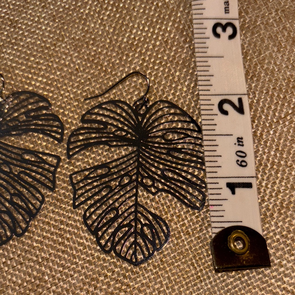 Elegant statement Silver Leaf Earrings - Picture 5 of 5
